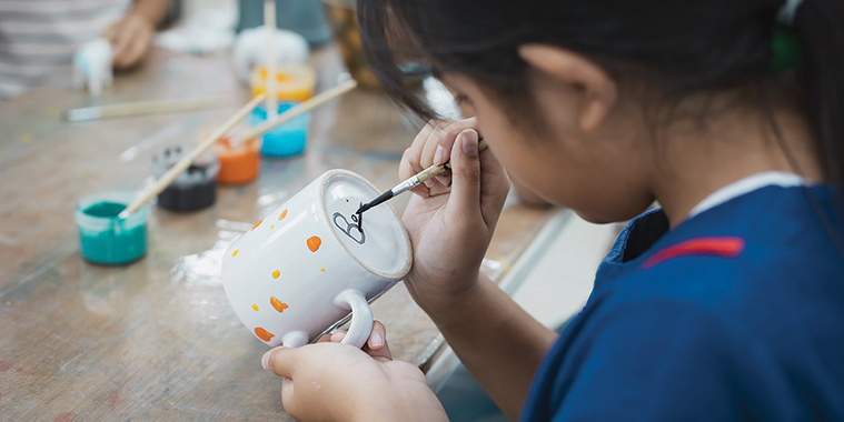 04-1mug-painting-child.jpg (158 KB)